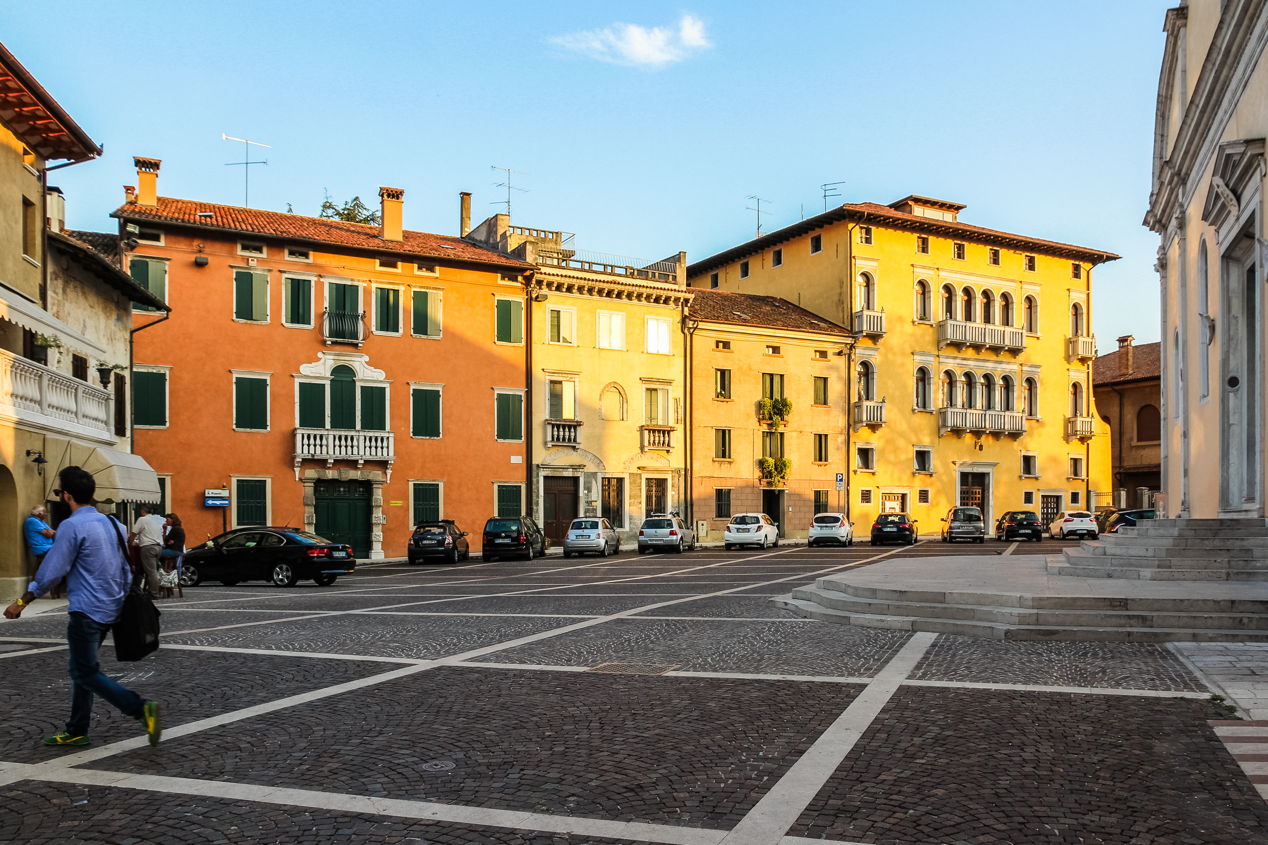 Abendlicht auf den ockergelben Palazzi am Platz von Sacile